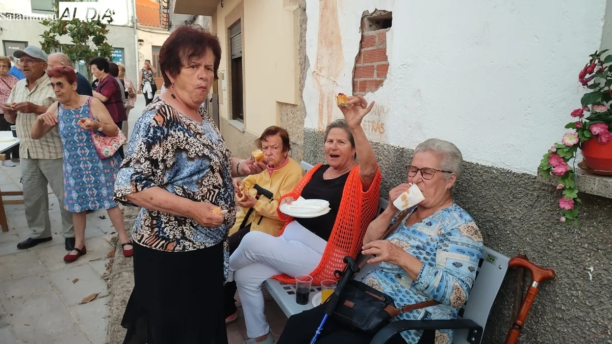 Celebración de la hoguera de San Juan en Villarino de los Aires / CORRAL  
