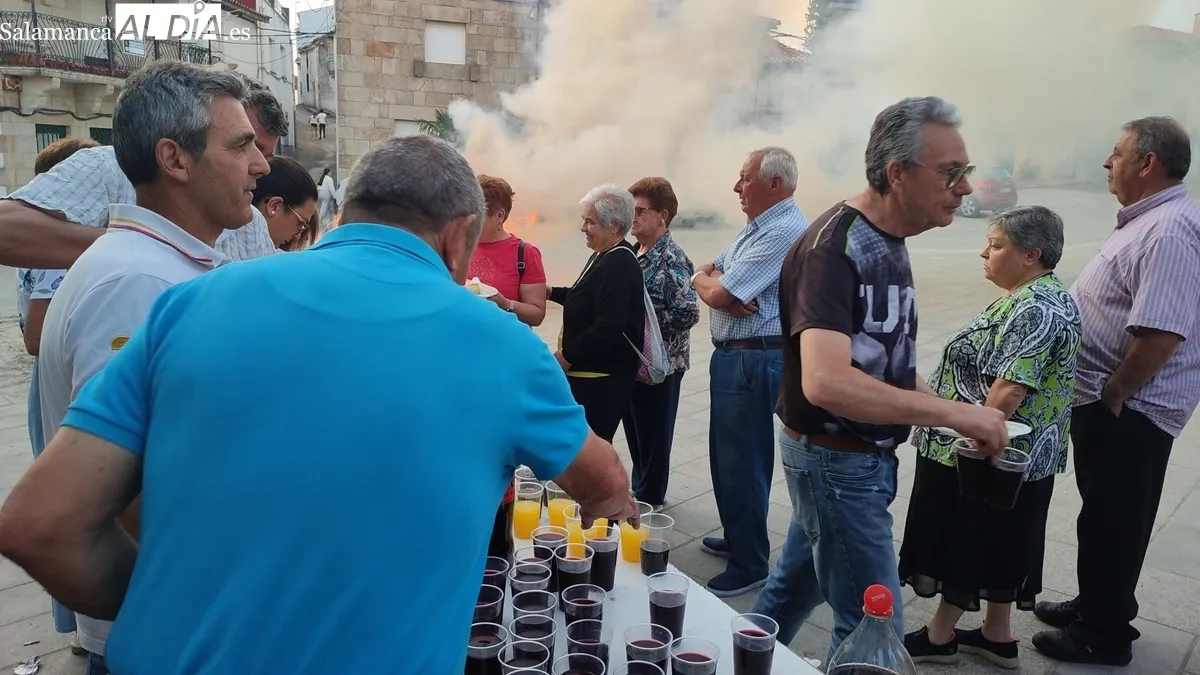 Celebración de la hoguera de San Juan en Villarino de los Aires / CORRAL  