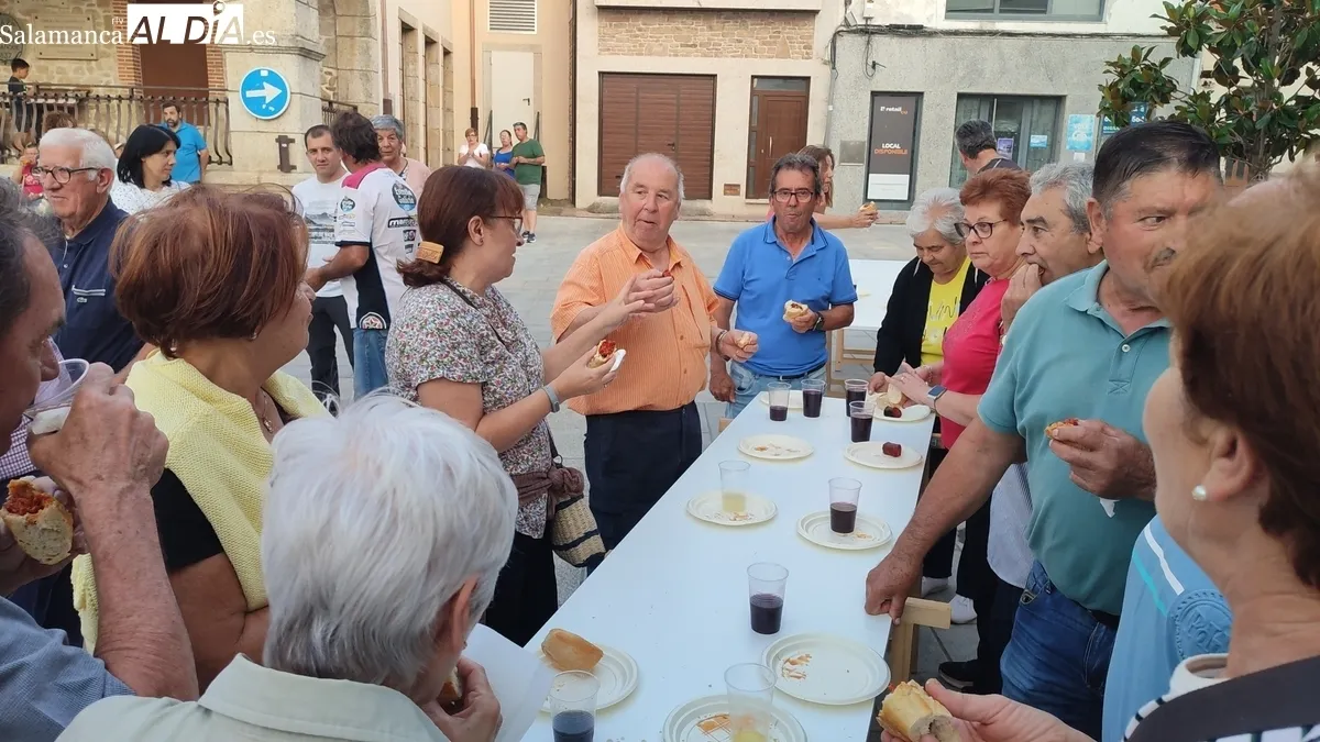 Celebración de la hoguera de San Juan en Villarino de los Aires / CORRAL  
