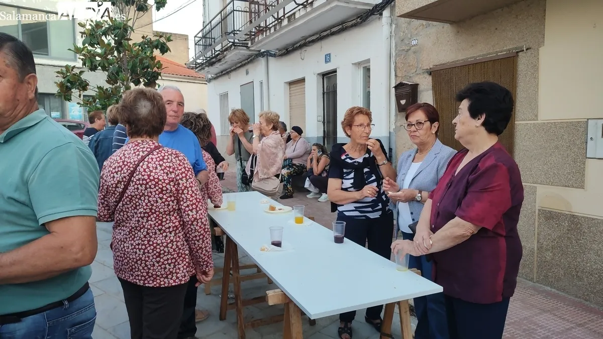 Celebración de la hoguera de San Juan en Villarino de los Aires / CORRAL  
