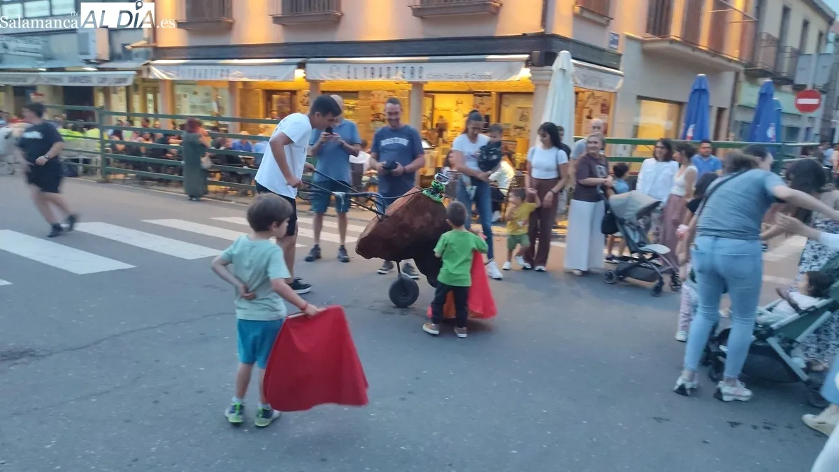 Los más pequeños llenaron de emoción las calles de Vitigudino con el toro de Cajón infantil de Encierros Huertos / CORRAL