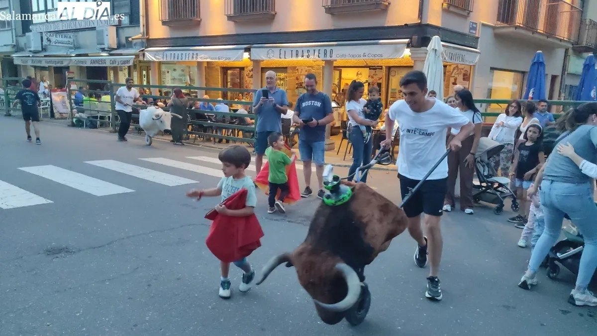 Los más pequeños llenaron de emoción las calles de Vitigudino con el toro de Cajón infantil de Encierros Huertos / CORRAL