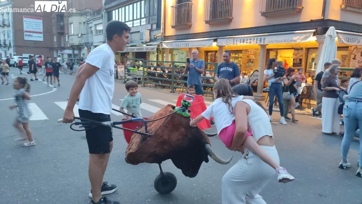 Los más pequeños llenaron de emoción las calles de Vitigudino con el toro de Cajón infantil de Encierros Huertos / CORRAL