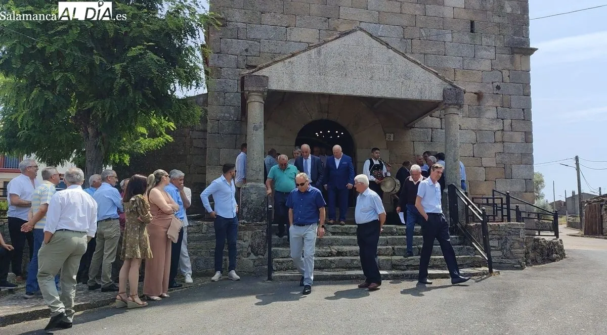Tras los actos religiosos, los mayordomos, Alipio y M. Mercedes Sánchez Vicente, ofrecieron un convite para todos los vecinos / MARIBEL SÁNCHEZ