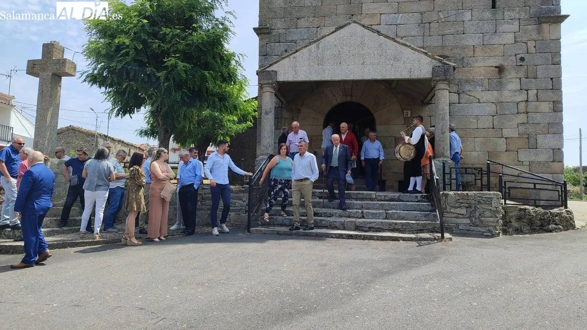 Tras los actos religiosos, los mayordomos, Alipio y M. Mercedes Sánchez Vicente, ofrecieron un convite para todos los vecinos / MARIBEL SÁNCHEZ