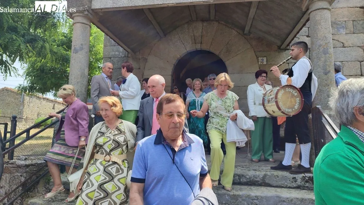 Tras los actos religiosos, los mayordomos, Alipio y M. Mercedes Sánchez Vicente, ofrecieron un convite para todos los vecinos / MARIBEL SÁNCHEZ