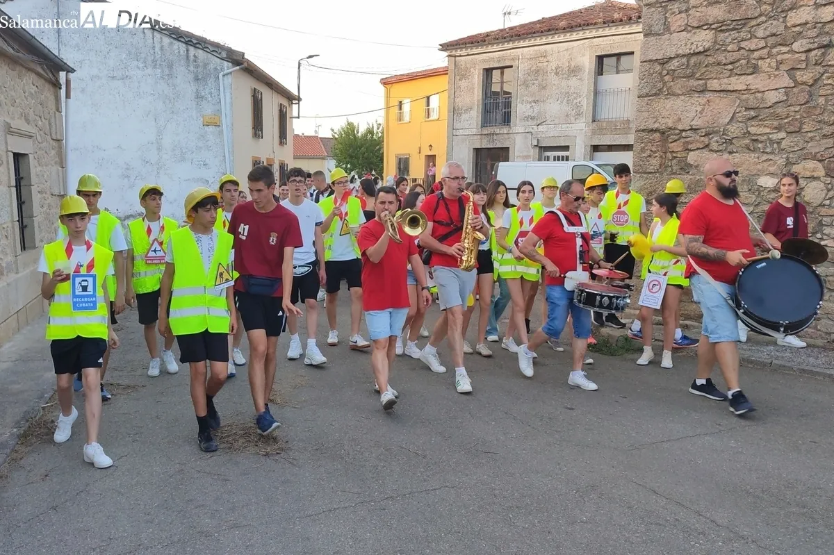Divertido desfile de carrozas en El Cubo de don Sancho / CORRAL 