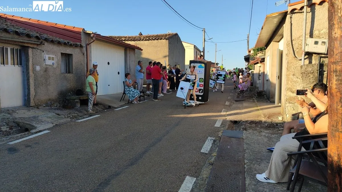 Desfile y concurso de Autos Locos en Villar de Peralonso