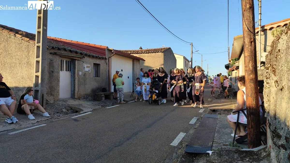 Desfile y concurso de Autos Locos en Villar de Peralonso