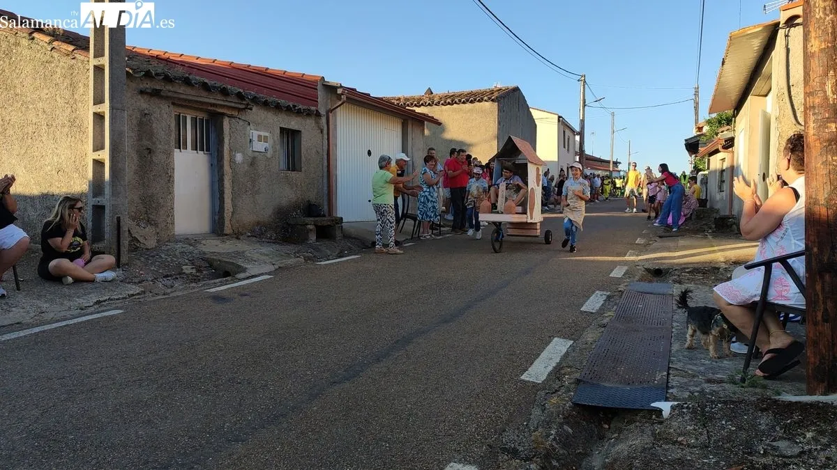 Desfile y concurso de Autos Locos en Villar de Peralonso