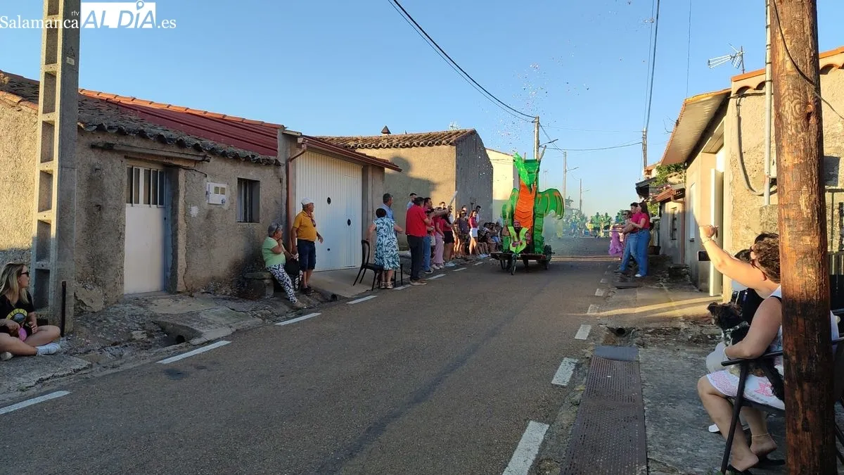 Desfile y concurso de Autos Locos en Villar de Peralonso