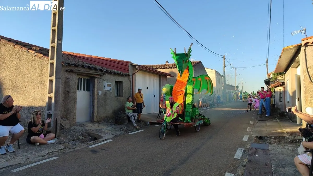 Desfile y concurso de Autos Locos en Villar de Peralonso