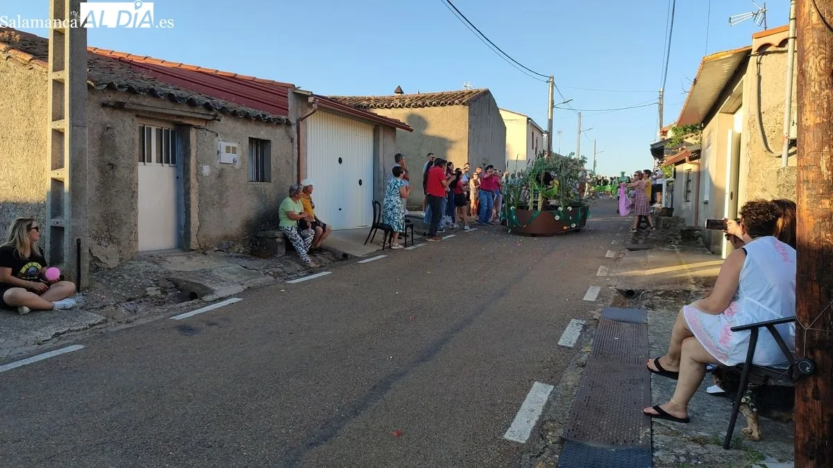 Desfile y concurso de Autos Locos en Villar de Peralonso