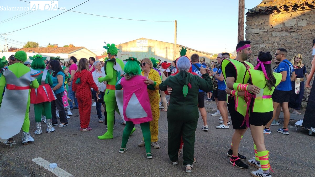 Comienzan las fiestas en Villar de Peralonso con el desfile de los autos locos