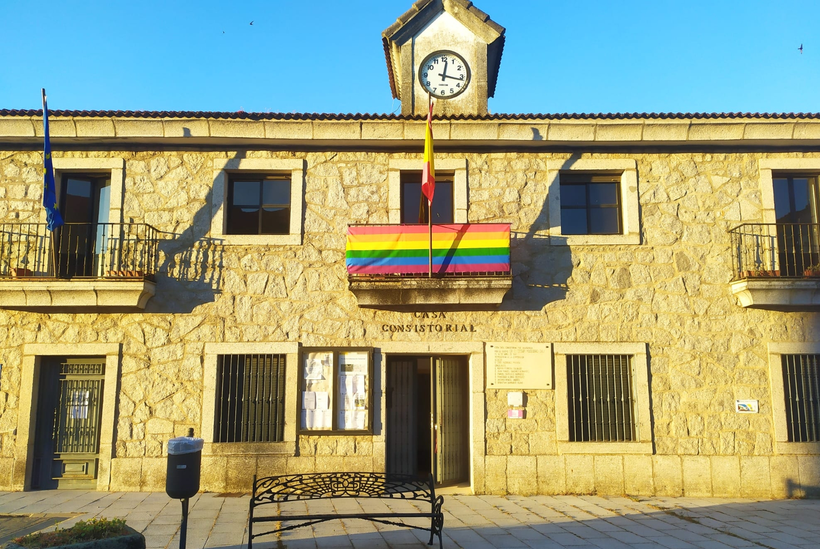 Pereña de la Ribera celebra el Orgullo con la bandera LGTBI+