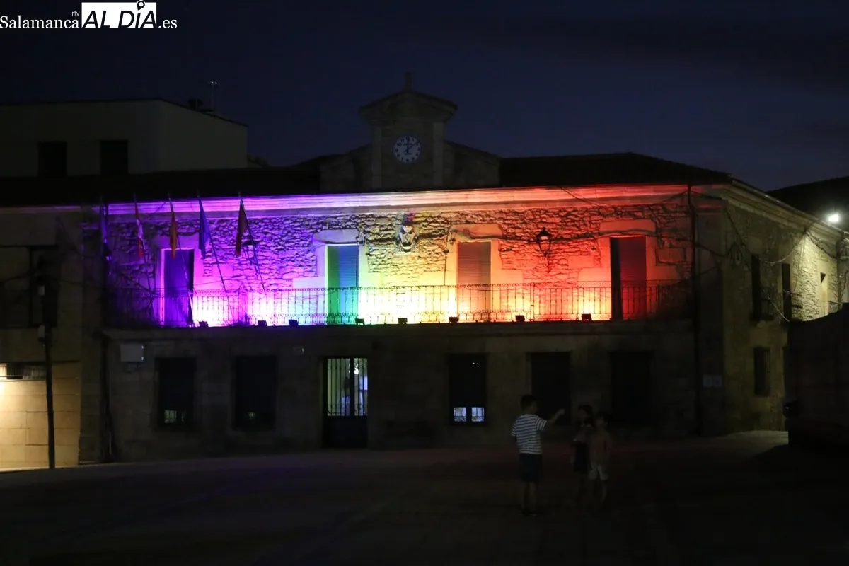 La fachada del Ayuntamiento de Vitigudino luce los colores del arco iris en el Día del Orgullo / CORRAL