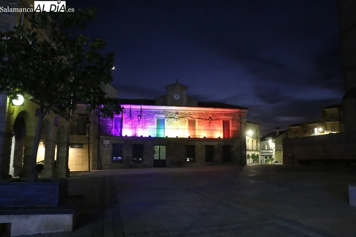 La fachada del Ayuntamiento de Vitigudino luce los colores del arco iris en el Día del Orgullo / CORRAL