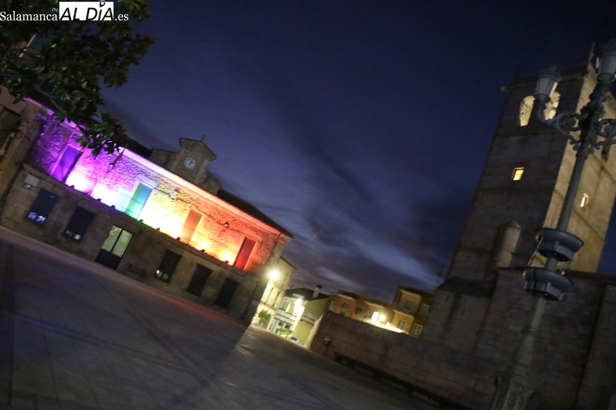 Orgullo LGTBIQ+: Vitigudino ilumina su ayuntamiento