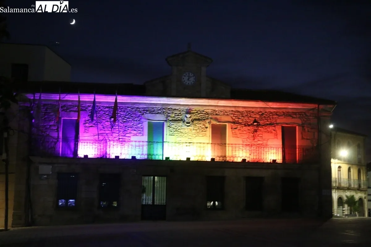 La fachada del Ayuntamiento de Vitigudino luce los colores del arco iris en el Día del Orgullo / CORRAL