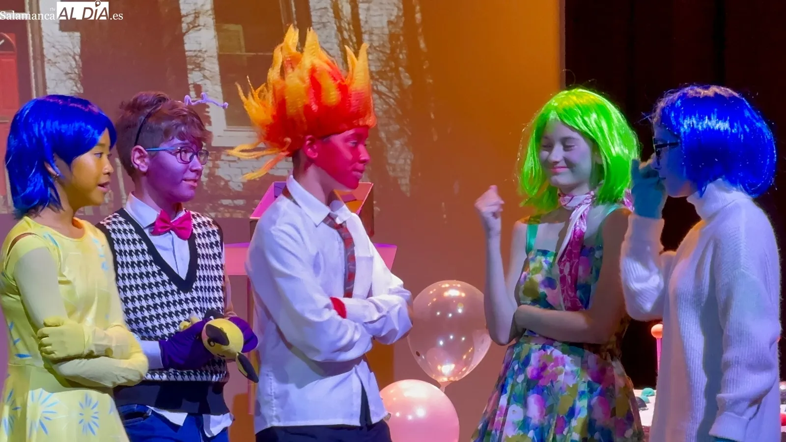Foto 3 - El Teatro Calder&oacute;n, abarrotado de p&uacute;blico y aplausos para vivir la obra escolar solidaria &lsquo;Del Rev&eacute;s&rsquo; del colegio La Encarnaci&oacute;n