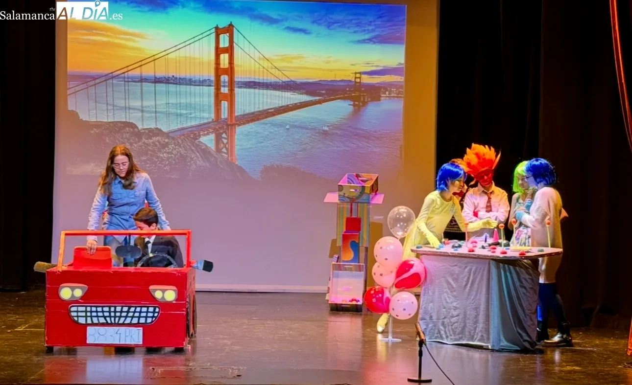 Foto 5 - El Teatro Calder&oacute;n, abarrotado de p&uacute;blico y aplausos para vivir la obra escolar solidaria &lsquo;Del Rev&eacute;s&rsquo; del colegio La Encarnaci&oacute;n