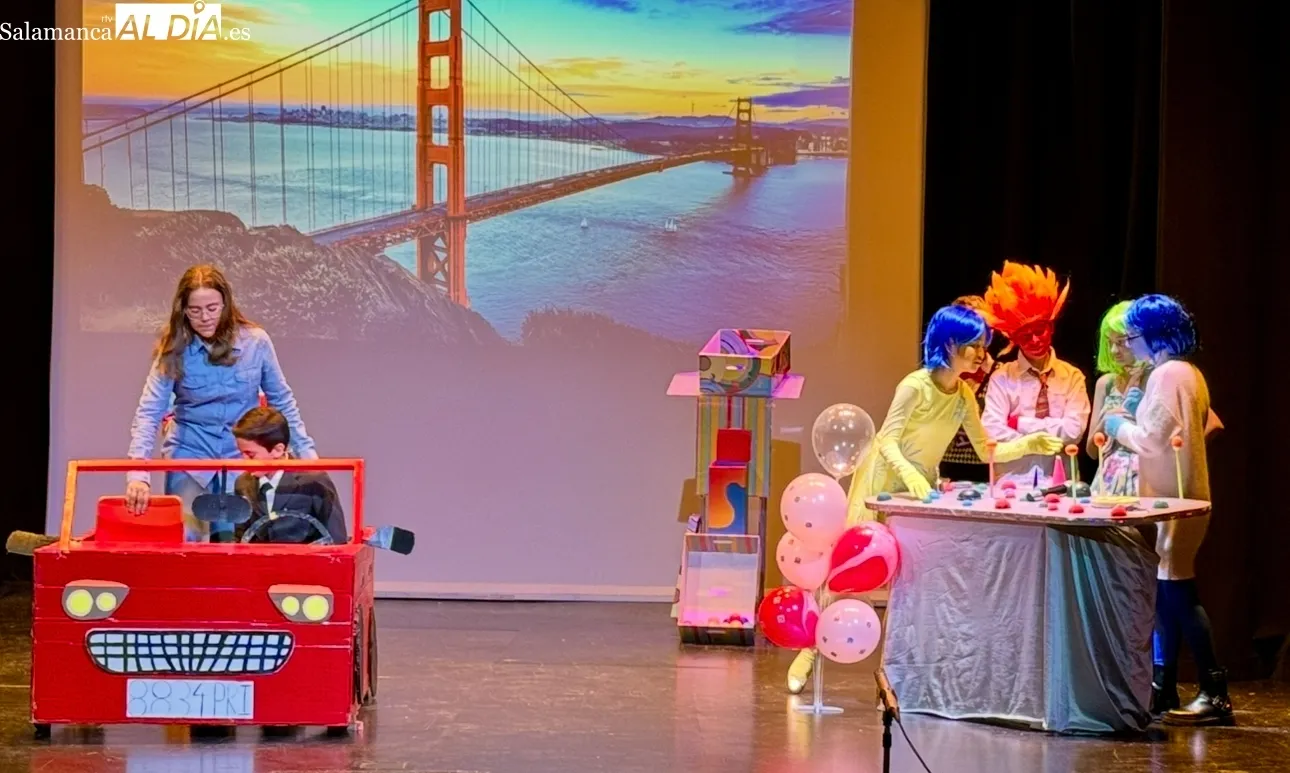 Foto 2 - El Teatro Calder&oacute;n, abarrotado de p&uacute;blico y aplausos para vivir la obra escolar solidaria &lsquo;Del Rev&eacute;s&rsquo; del colegio La Encarnaci&oacute;n