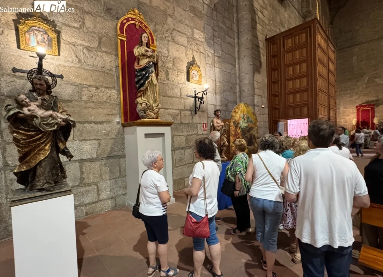 Foto 2 - Expectaci&oacute;n para la inauguraci&oacute;n de la exposici&oacute;n 'Cristo Jes&uacute;s, Esperanza Nuestra' en la parroquia