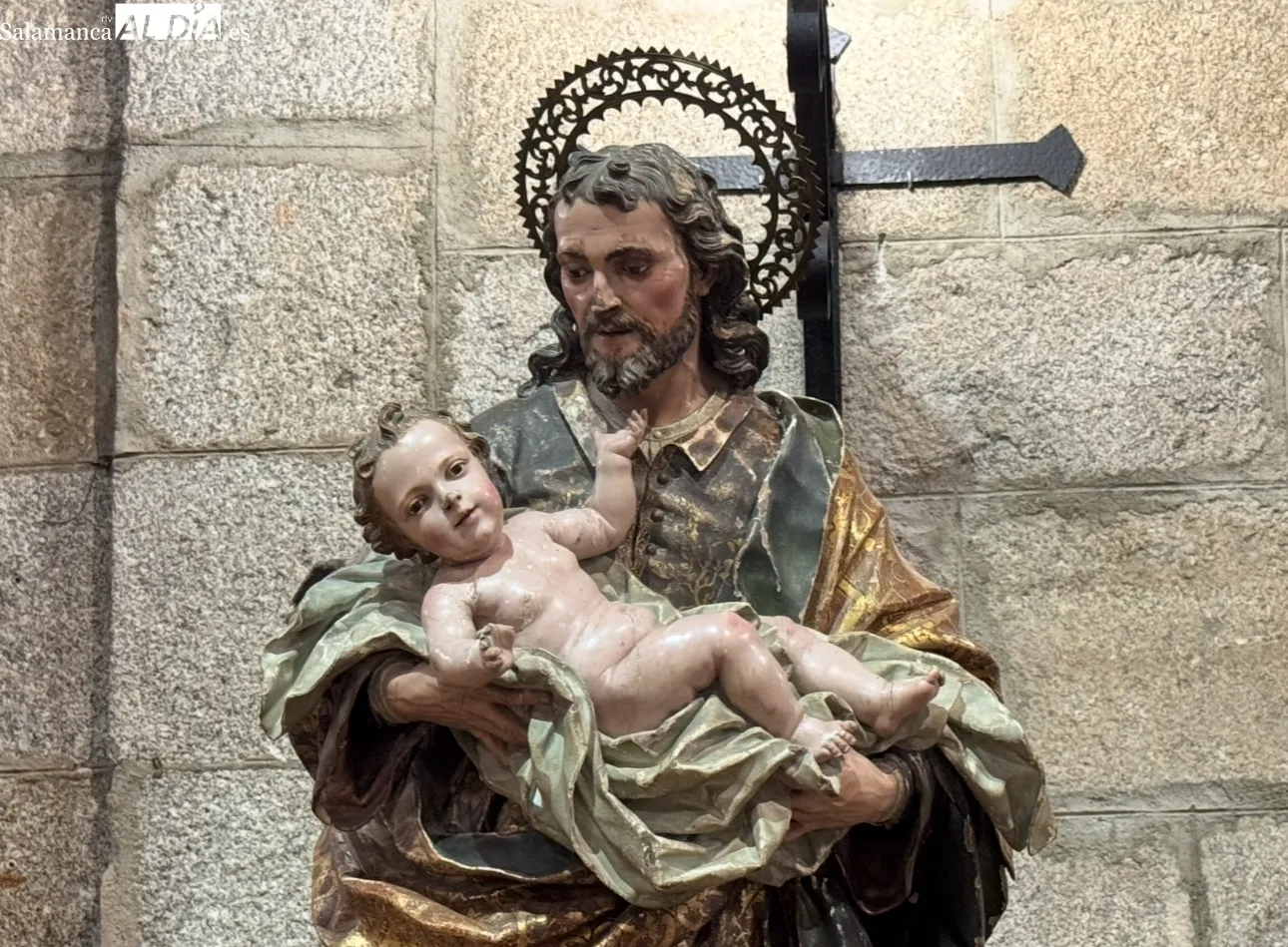 Foto 3 - Expectaci&oacute;n para la inauguraci&oacute;n de la exposici&oacute;n 'Cristo Jes&uacute;s, Esperanza Nuestra' en la parroquia