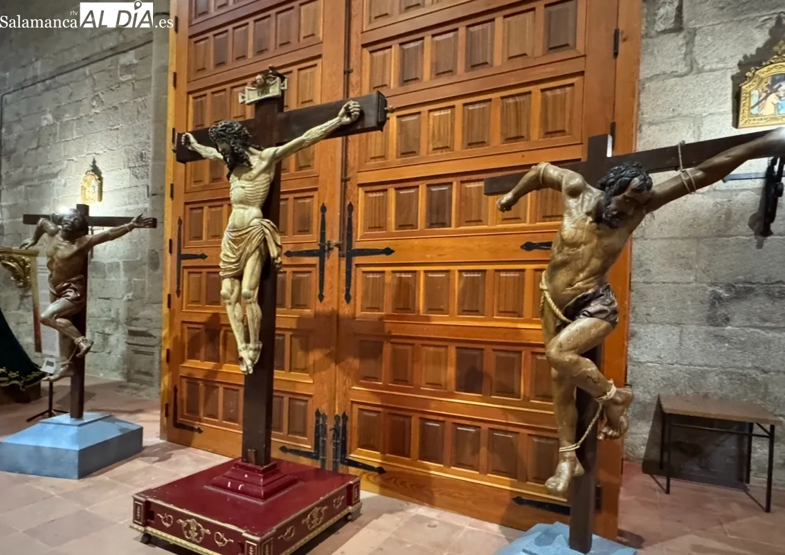 Foto 8 - Expectaci&oacute;n para la inauguraci&oacute;n de la exposici&oacute;n 'Cristo Jes&uacute;s, Esperanza Nuestra' en la parroquia