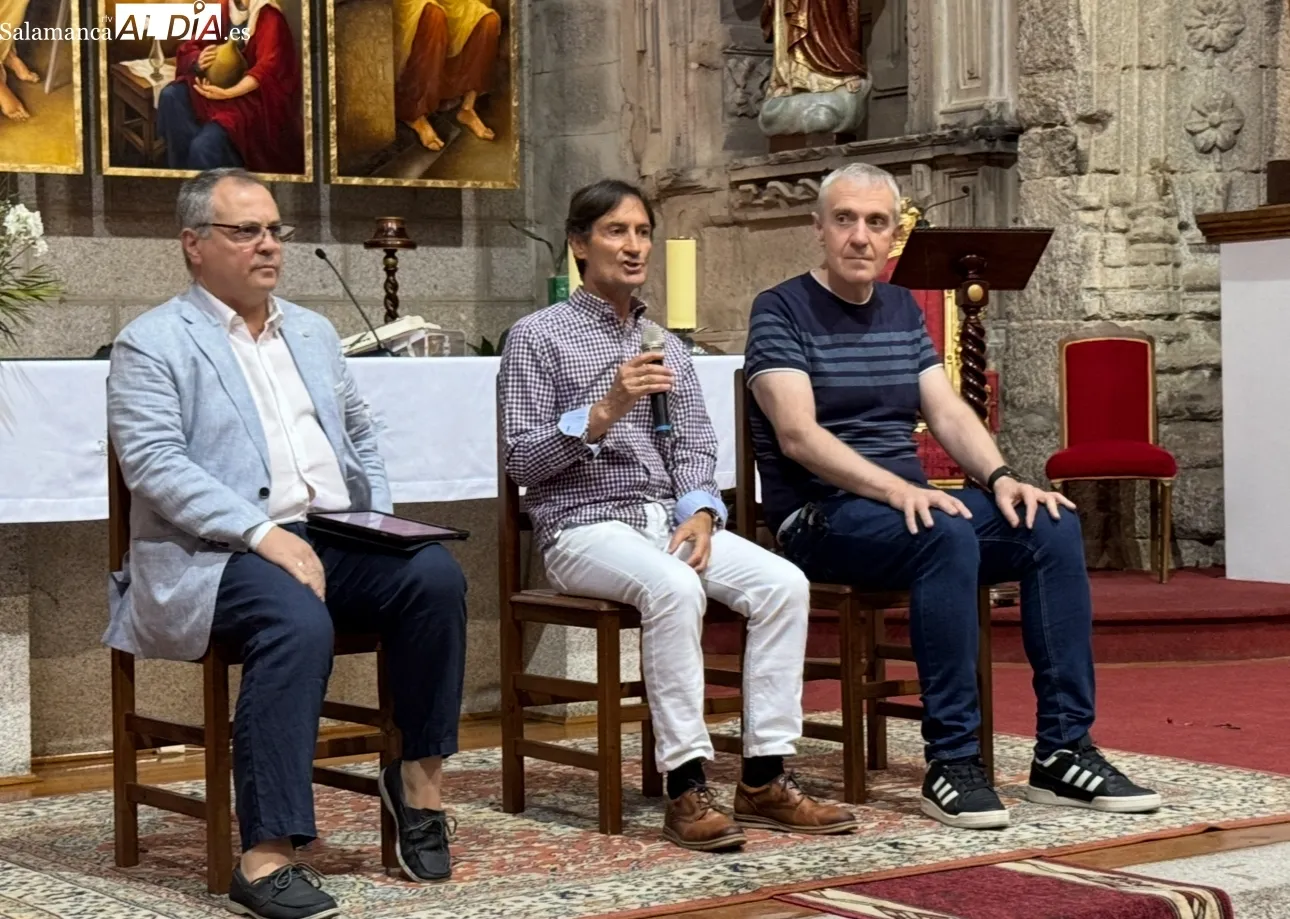 Foto 9 - Expectaci&oacute;n para la inauguraci&oacute;n de la exposici&oacute;n 'Cristo Jes&uacute;s, Esperanza Nuestra' en la parroquia