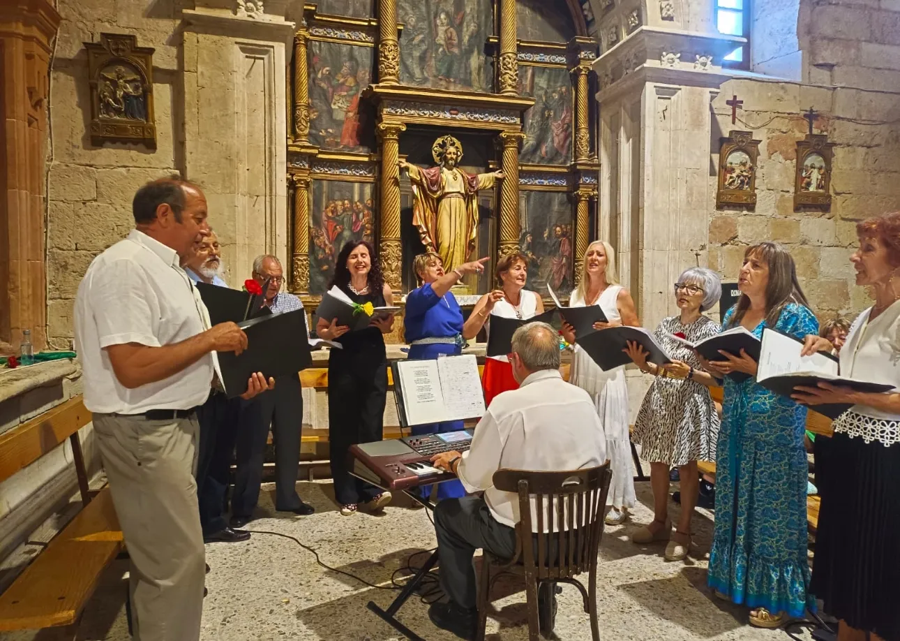 Foto 7 - Emociones y buen ambiente durante la celebraci&oacute;n anual de la Asociaci&oacute;n de Mayores San Pedro de Villoria