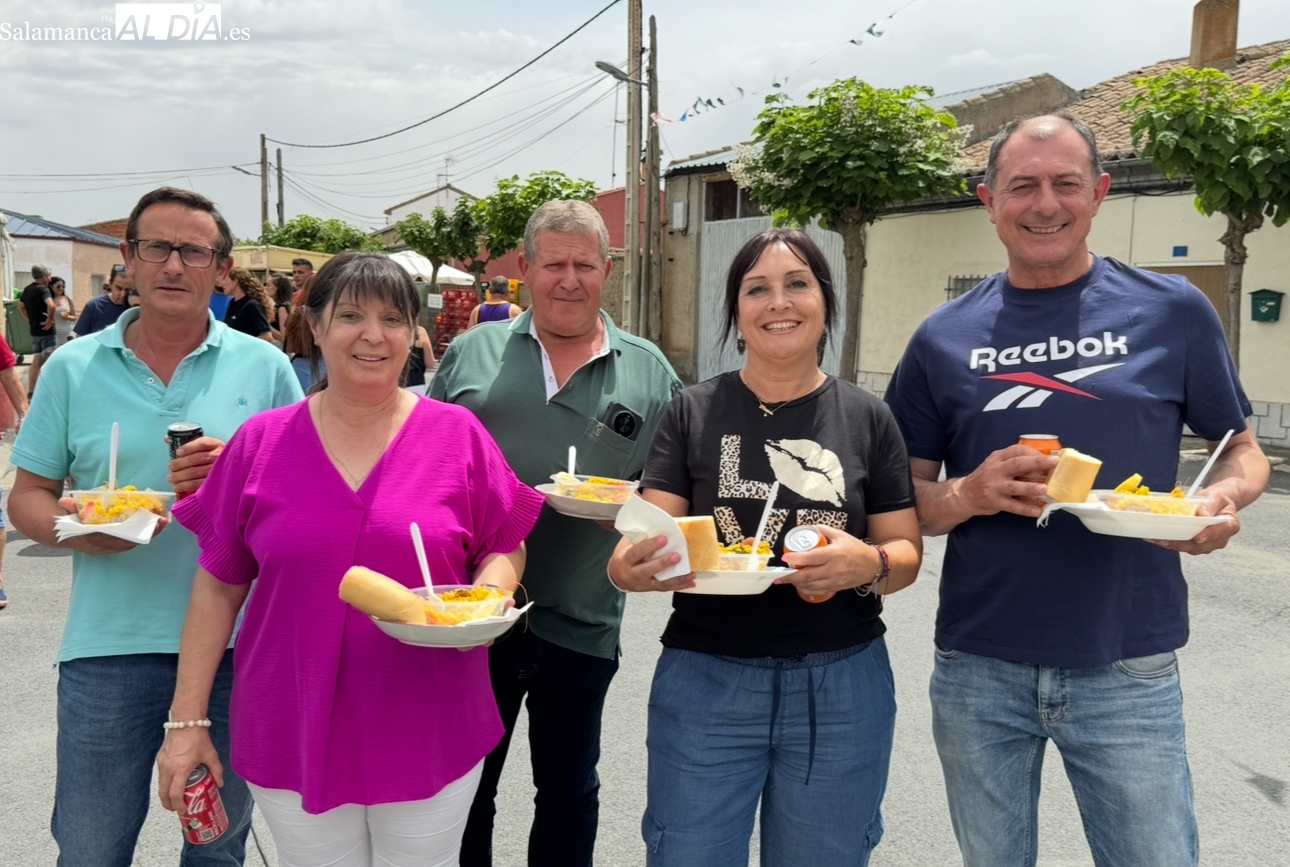 Paella y solidaridad unen a más de 300 personas en El Campo de Peñaranda para decir adiós a sus fiestas del Corpus
