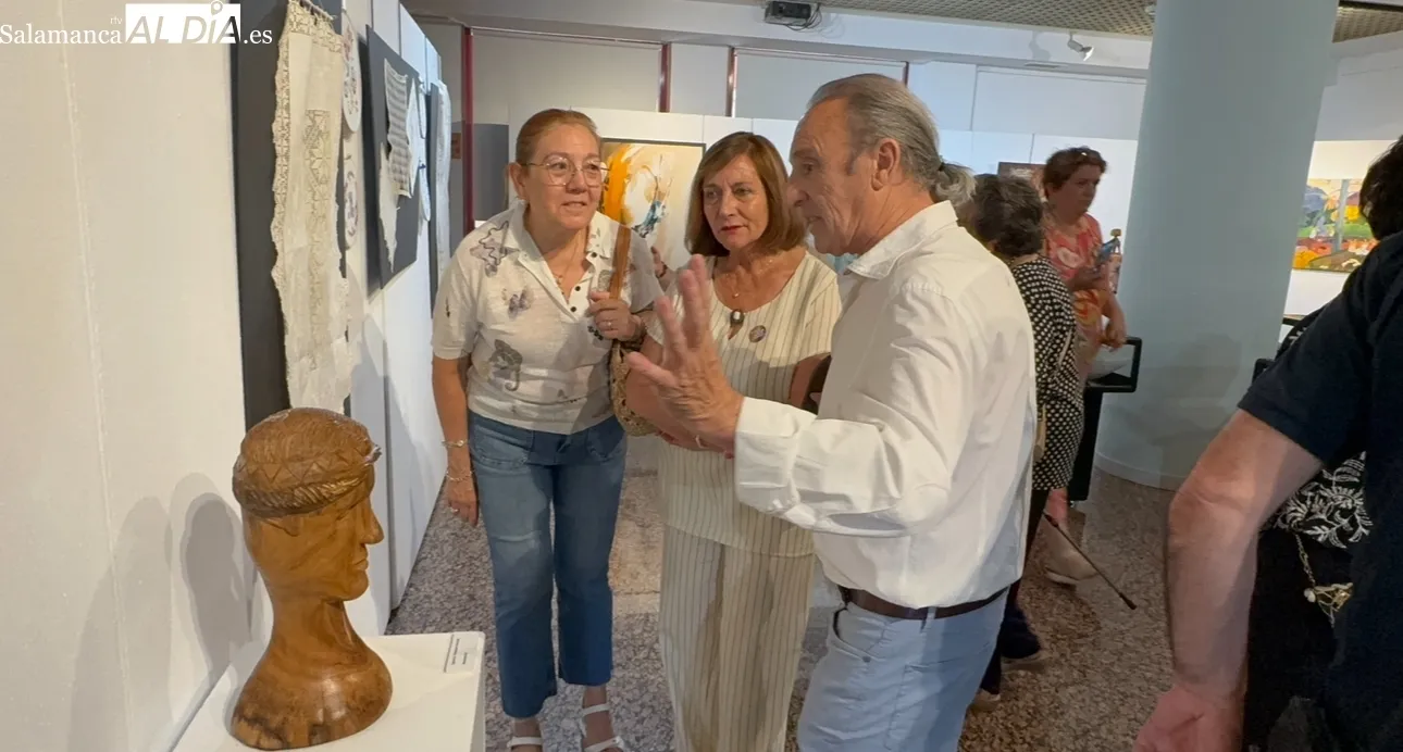 Foto 2 - El CDS, abarrotado de creatividad, con la exposici&oacute;n de las obras realizadas en los Talleres de Ocio y Tiempo Libre