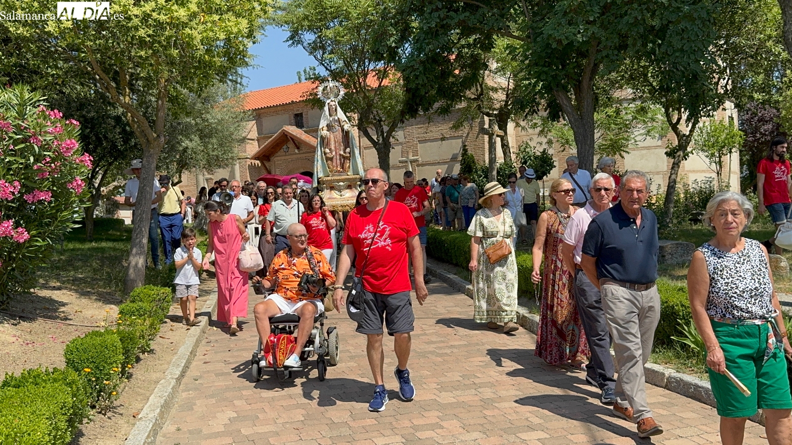 Cientos de personas acompañan en Cantalapiedra a la Virgen de la Misericordia en su esperada procesión hasta el nuevo Santuario