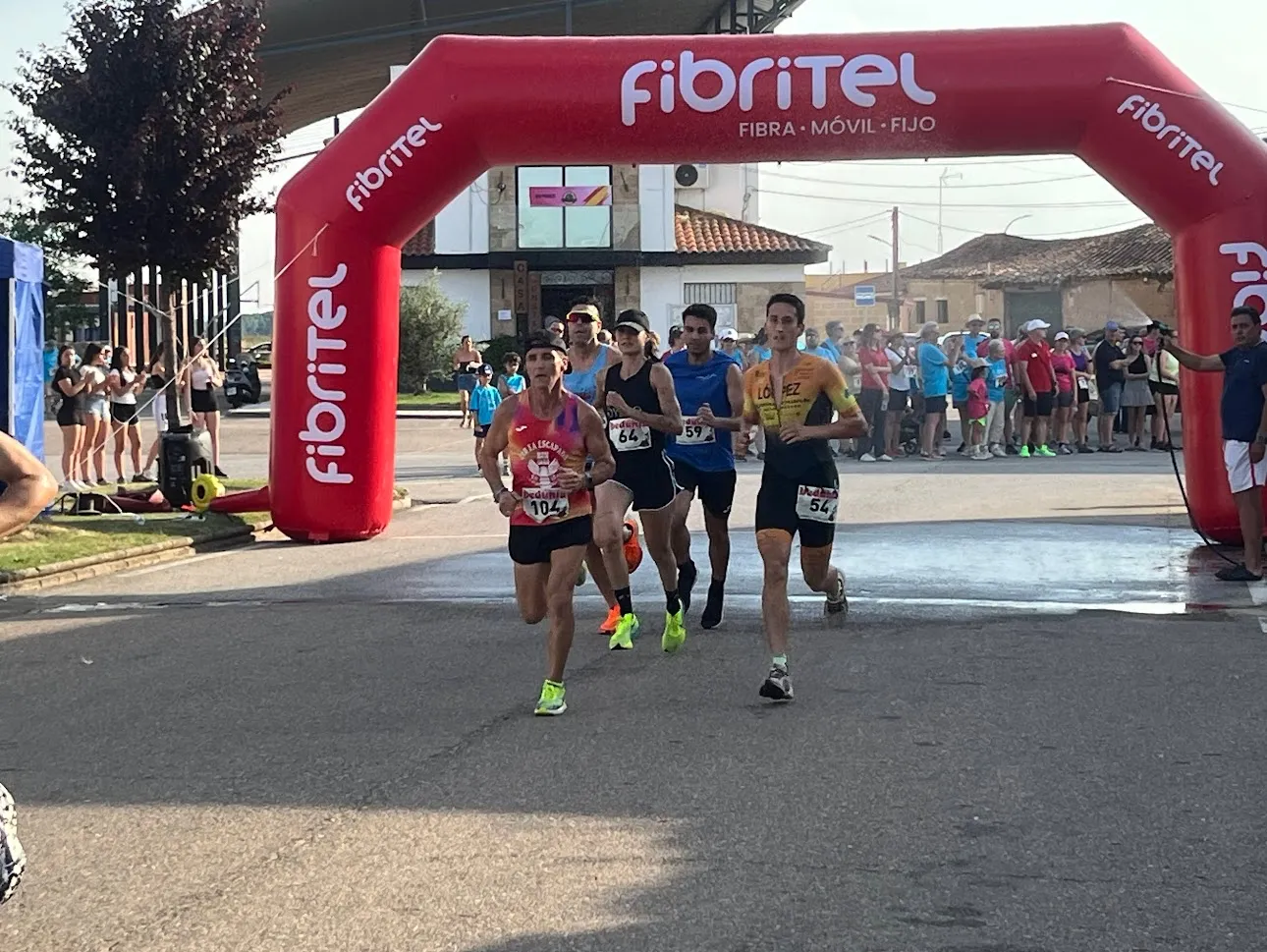 Foto 2 - Adri&aacute;n Moro y Gema Mart&iacute;n reinan en la II Carrera Popular de San Morales