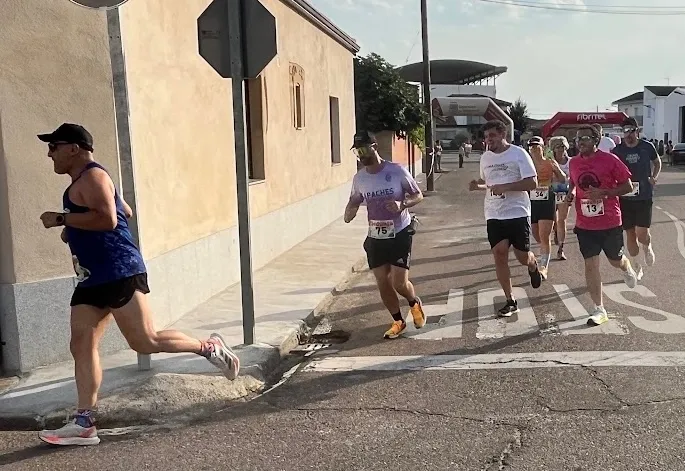 Foto 6 - Adri&aacute;n Moro y Gema Mart&iacute;n reinan en la II Carrera Popular de San Morales