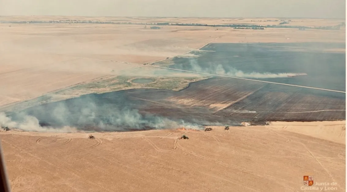 Foto 3 - Hasta 13 medios, entre a&eacute;reos y terrestres, logran extinguir un potente incendio de cultivos en Malpartida