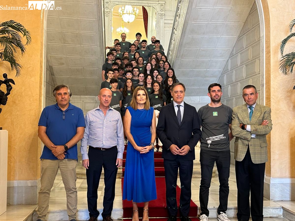 El alcalde recibe al club para honrrarlo, por su ascenso a División de Honor