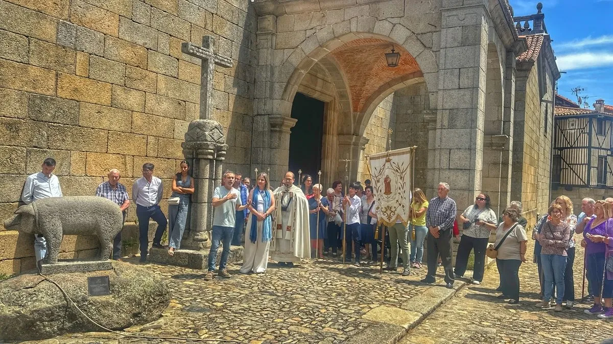 La Alberca ha celebrado este viernes uno de sus rituales más emblemáticos: la bendición del marrano de San Antón