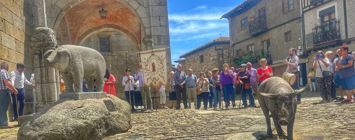 La Alberca ha celebrado este viernes uno de sus rituales más emblemáticos: la bendición del marrano de San Antón