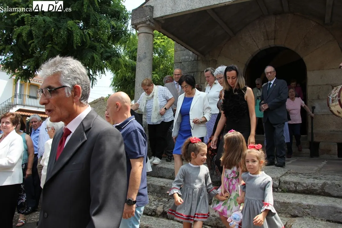 Tras los actos religiosos, los mayordomos, Alipio y M. Mercedes Sánchez Vicente, ofrecieron un convite para todos los vecinos / MARIBEL SÁNCHEZ