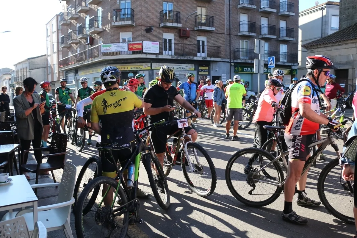 Un total de 150 corredores tomaban la salida en Vitigudino cumpliendo así el límite de corredores establecidos / CORRAL