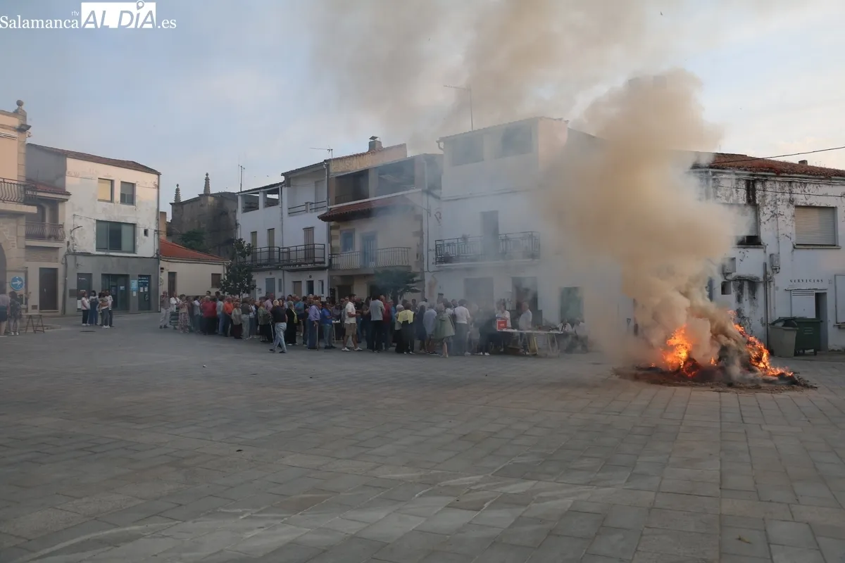Celebración de la hoguera de San Juan en Villarino de los Aires / CORRAL  