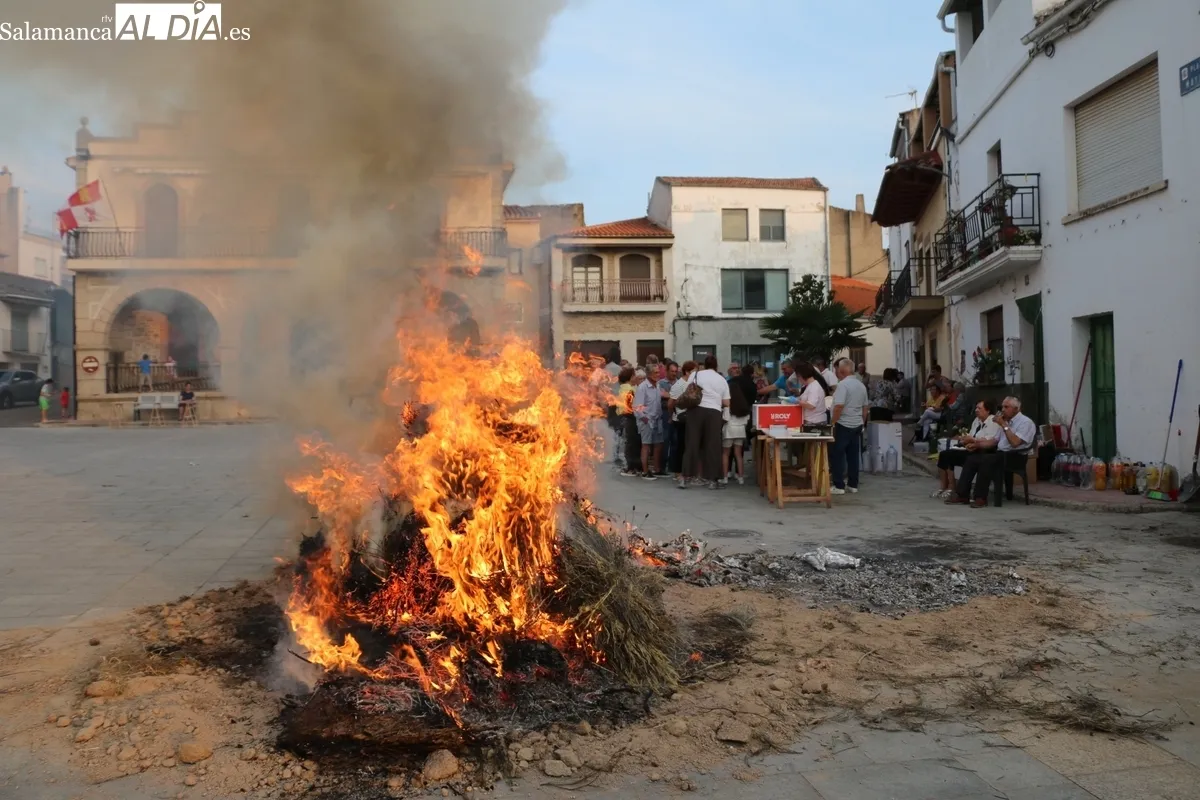 Celebración de la hoguera de San Juan en Villarino de los Aires / CORRAL  