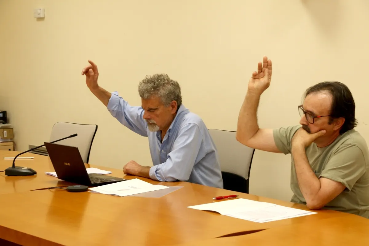 Javier Sendín, a la izquierda, contaba con el voto del concejal del PSOE en la elección de alcalde / CORRAL