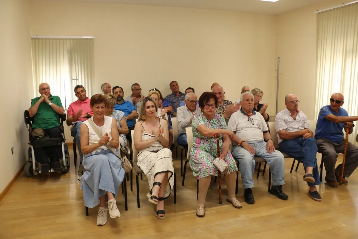 El público aplaudió la elección del nuevo alcalde / CORRAL 
