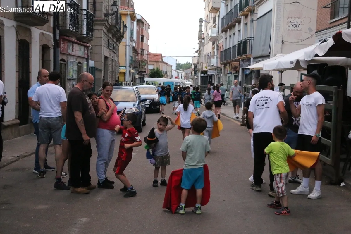 Los más pequeños llenaron de emoción las calles de Vitigudino con el toro de Cajón infantil de Encierros Huertos / CORRAL