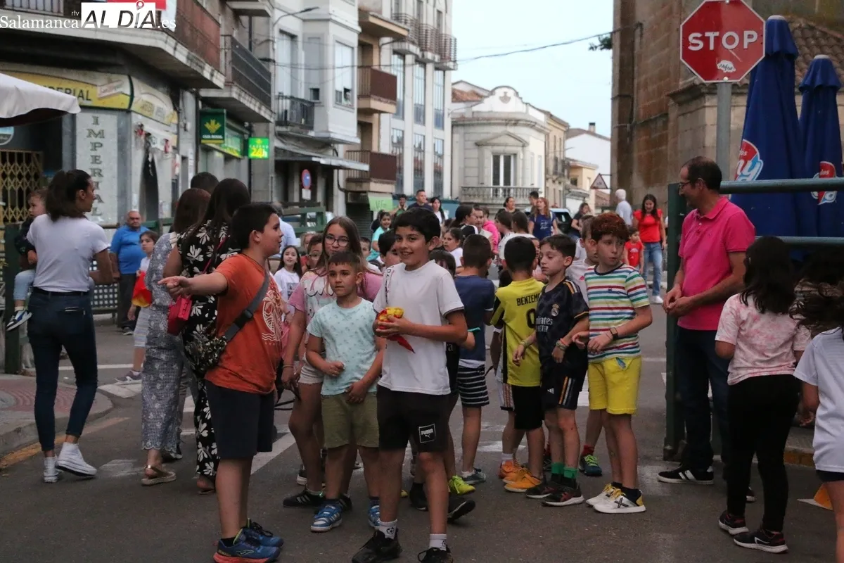 Los más pequeños llenaron de emoción las calles de Vitigudino con el toro de Cajón infantil de Encierros Huertos / CORRAL