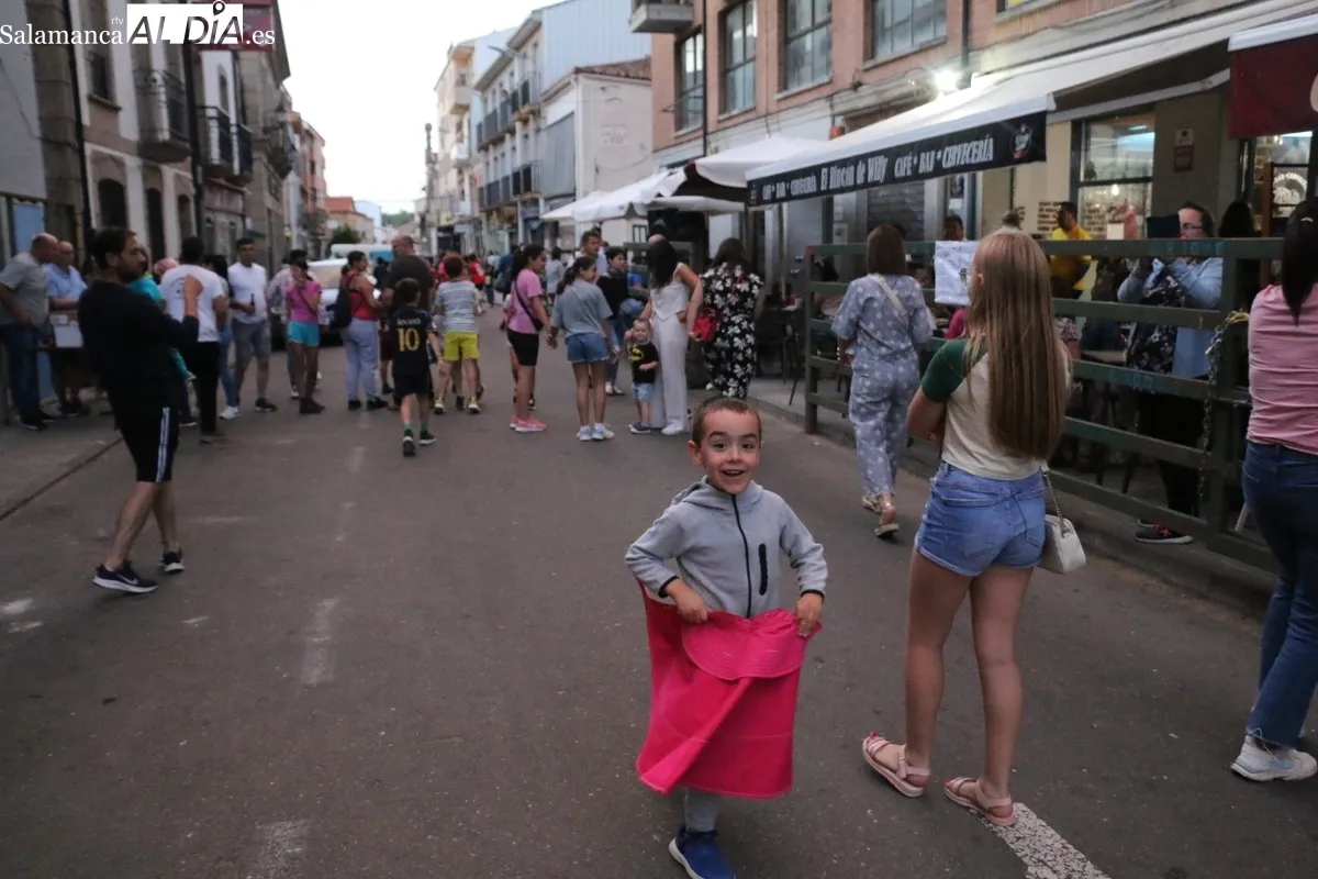 Los más pequeños llenaron de emoción las calles de Vitigudino con el toro de Cajón infantil de Encierros Huertos / CORRAL