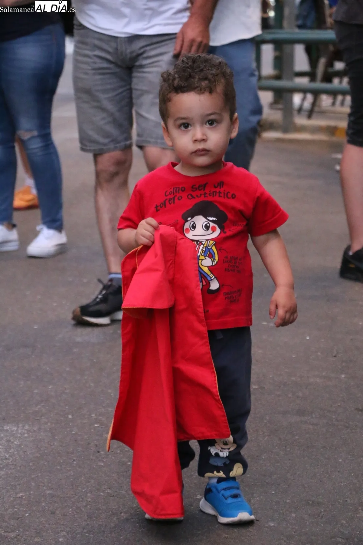 Los más pequeños llenaron de emoción las calles de Vitigudino con el toro de Cajón infantil de Encierros Huertos / CORRAL